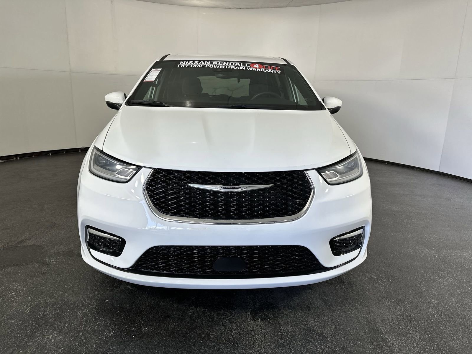 Used 2023 Chrysler Pacifica Touring image 3