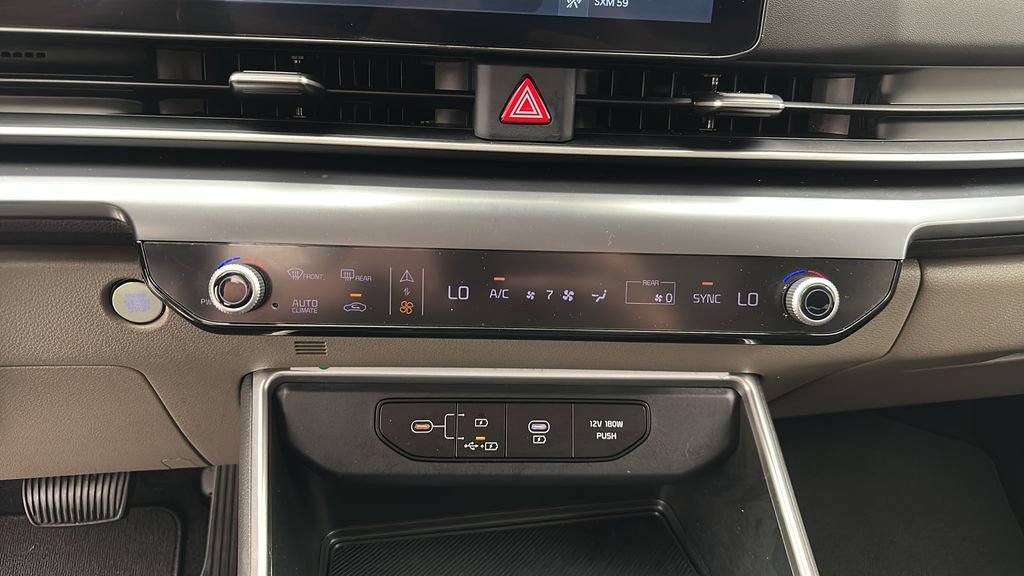 Used 2025 Kia Carnival FWD image 18