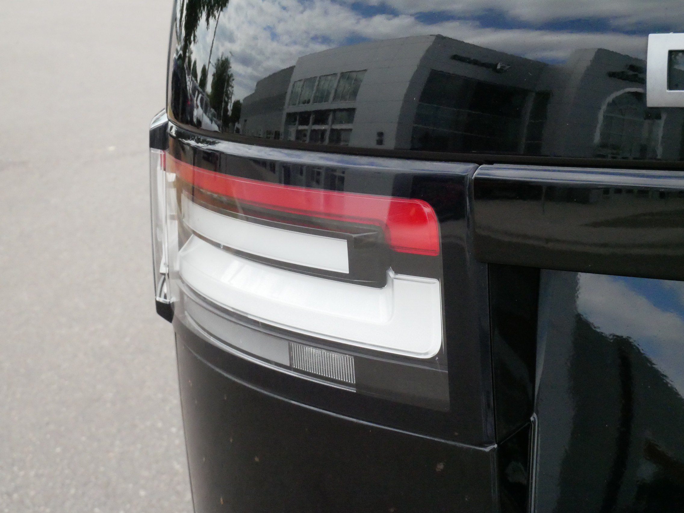 Used 2020 Land Rover Discovery SE AWD/4WD image 17