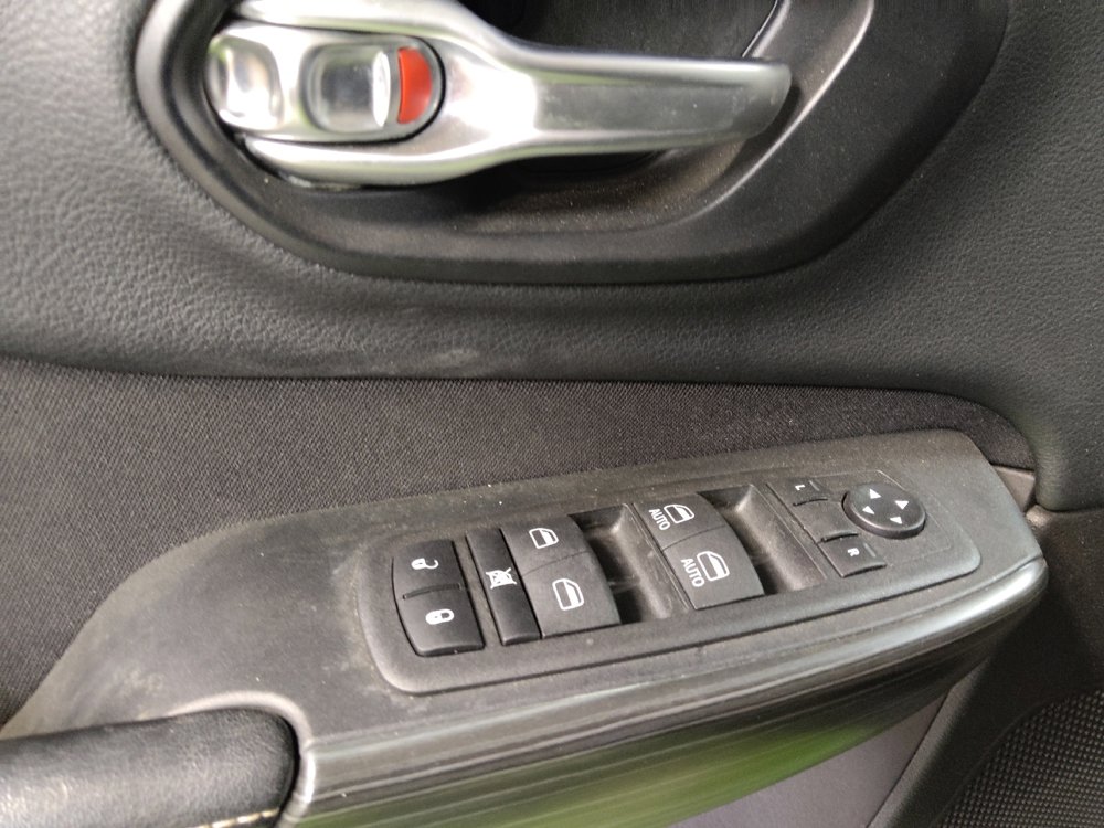 Used 2016 Jeep Cherokee Latitude w/ Comfort/Convenience Group image 27