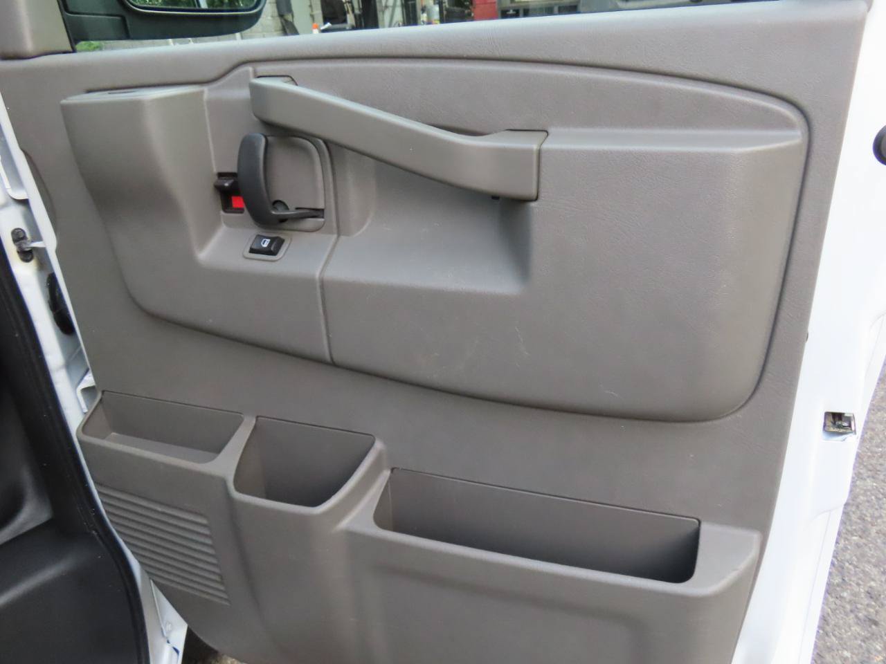 Used 2018 Chevrolet Express 2500 w/ Driver Convenience Package RWD image 11