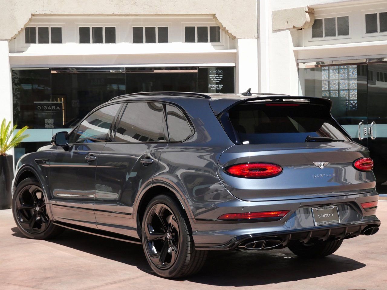 Used 2025 Bentley Bentayga image 3