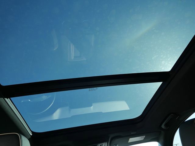 Used 2023 GMC Yukon XL SLT w/ SLT Premium Package image 16