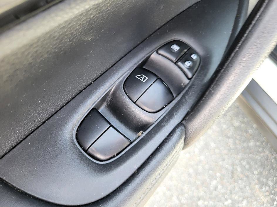 Used 2018 Nissan Rogue SV w/ Premium Package image 10