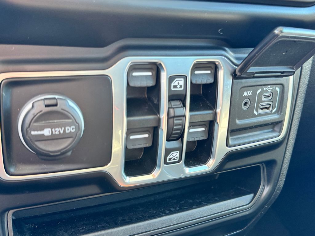 Used 2022 Jeep Wrangler Unlimited Sahara AWD/4WD image 23