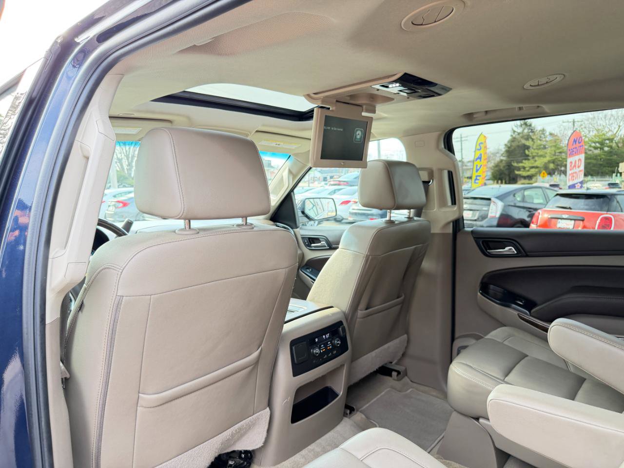 Used 2018 Chevrolet Suburban LT image 34