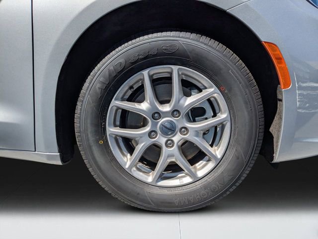 Used 2024 Chrysler Pacifica Touring-L image 10
