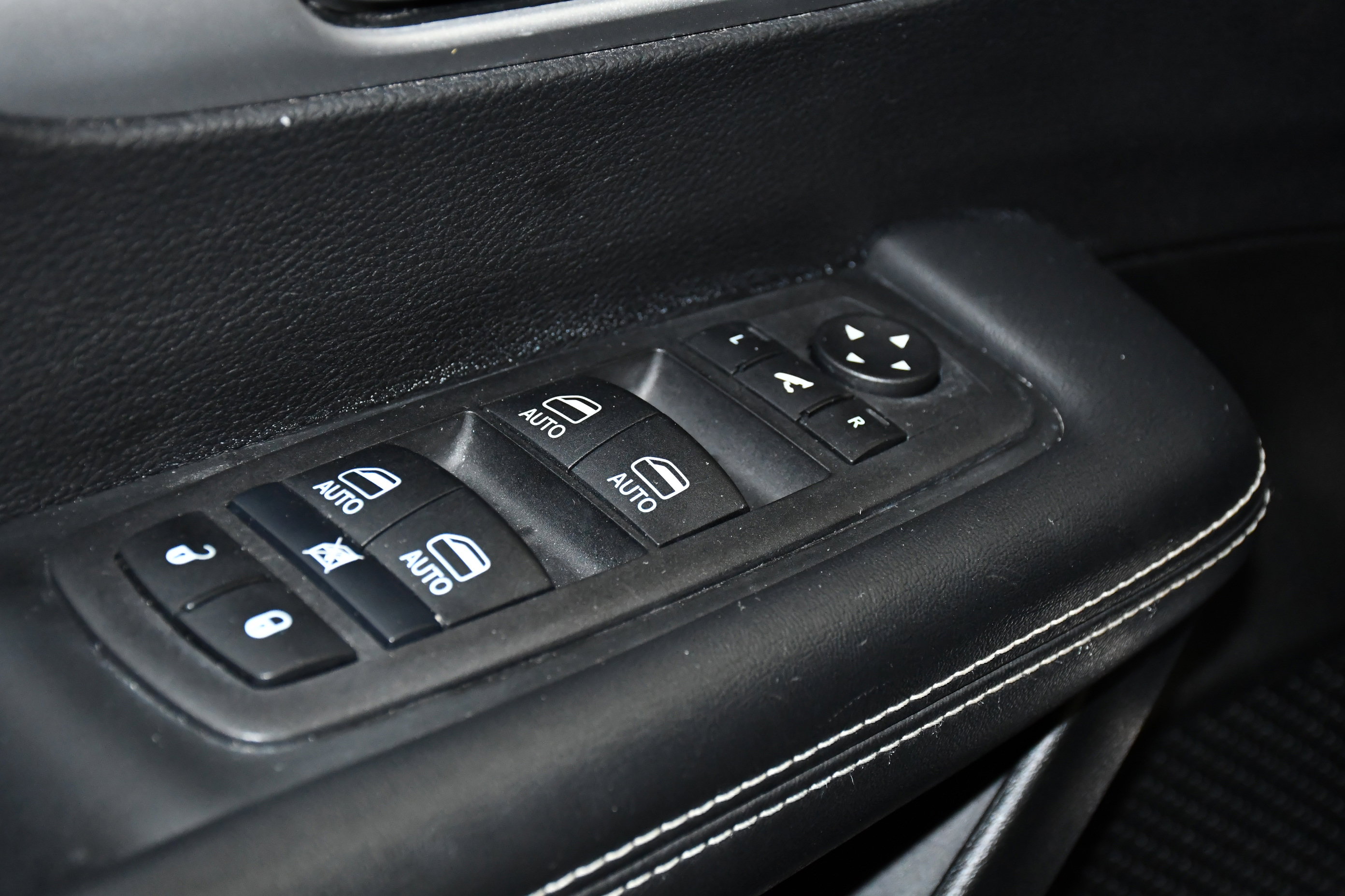 Used 2025 Chrysler Pacifica Limited image 33