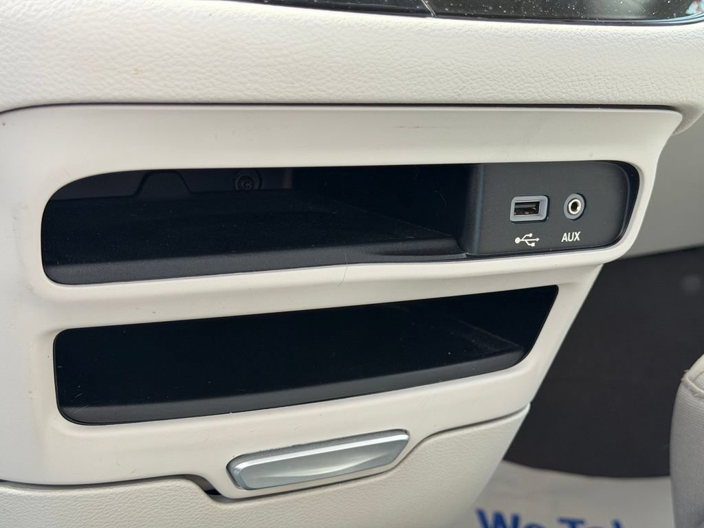 Used 2017 Chrysler Pacifica Touring FWD image 22