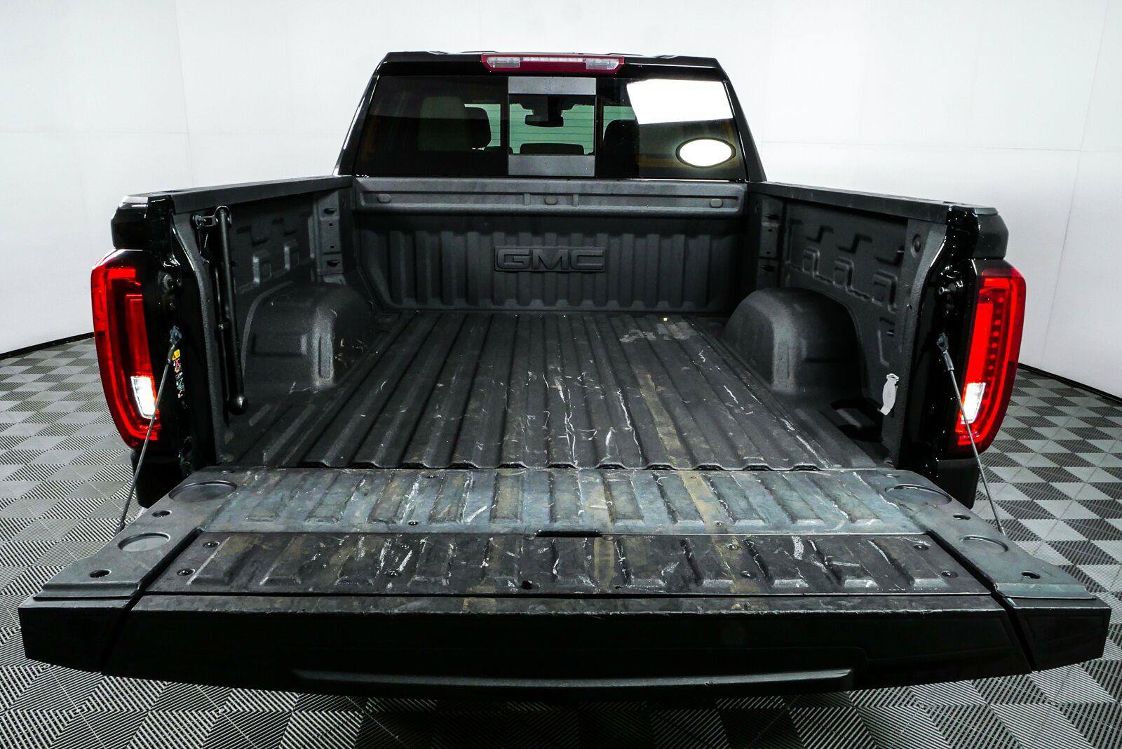 Used 2024 GMC Sierra 1500 SLT w/ SLT Premium Plus Package AWD/4WD image 31