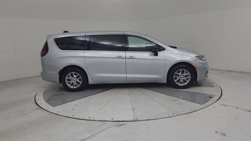 Certified 2024 Chrysler Pacifica Touring-L FWD image 19