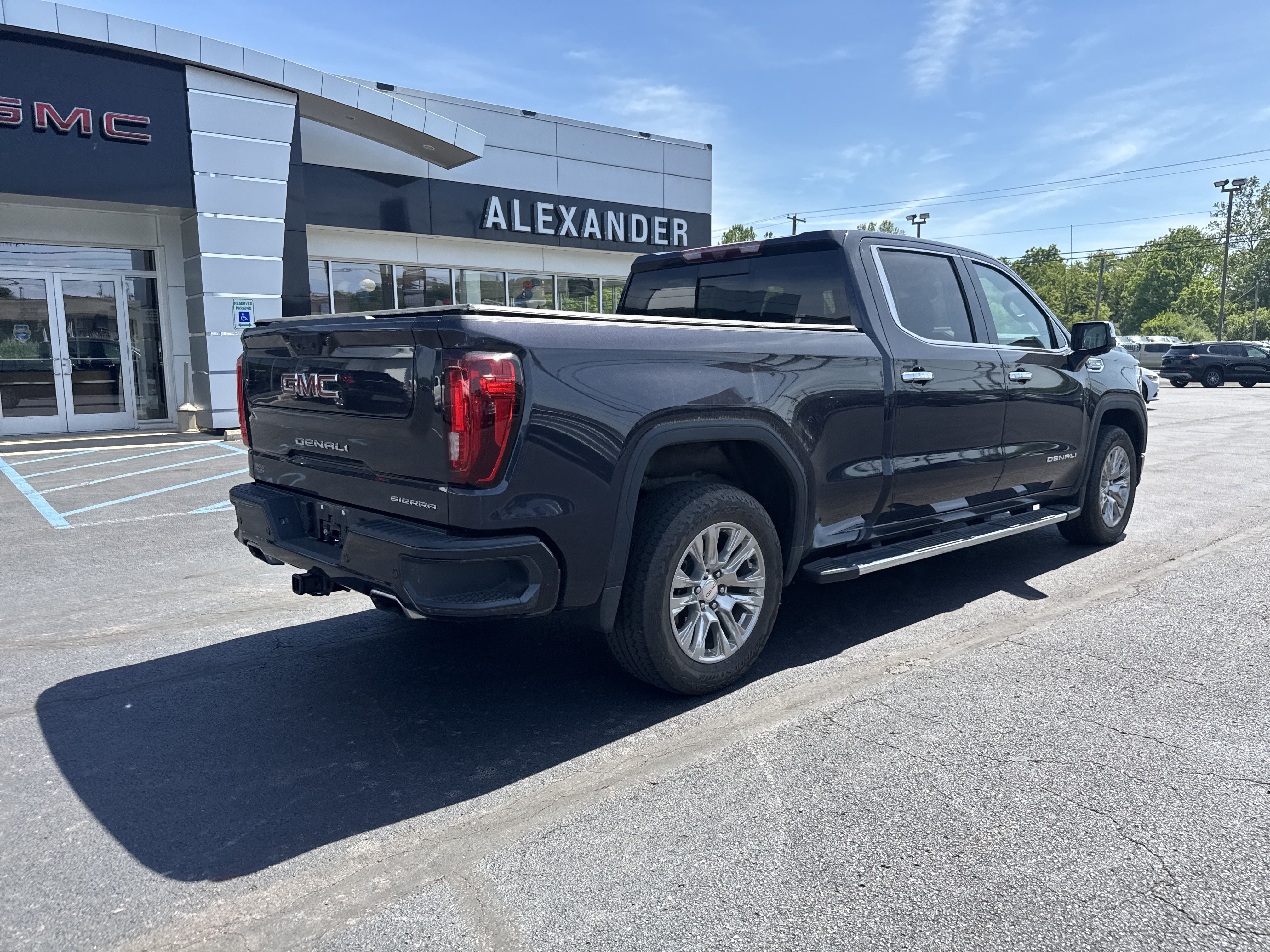 Used 2023 GMC Sierra 1500 Denali w/ Technology Package AWD/4WD image 3
