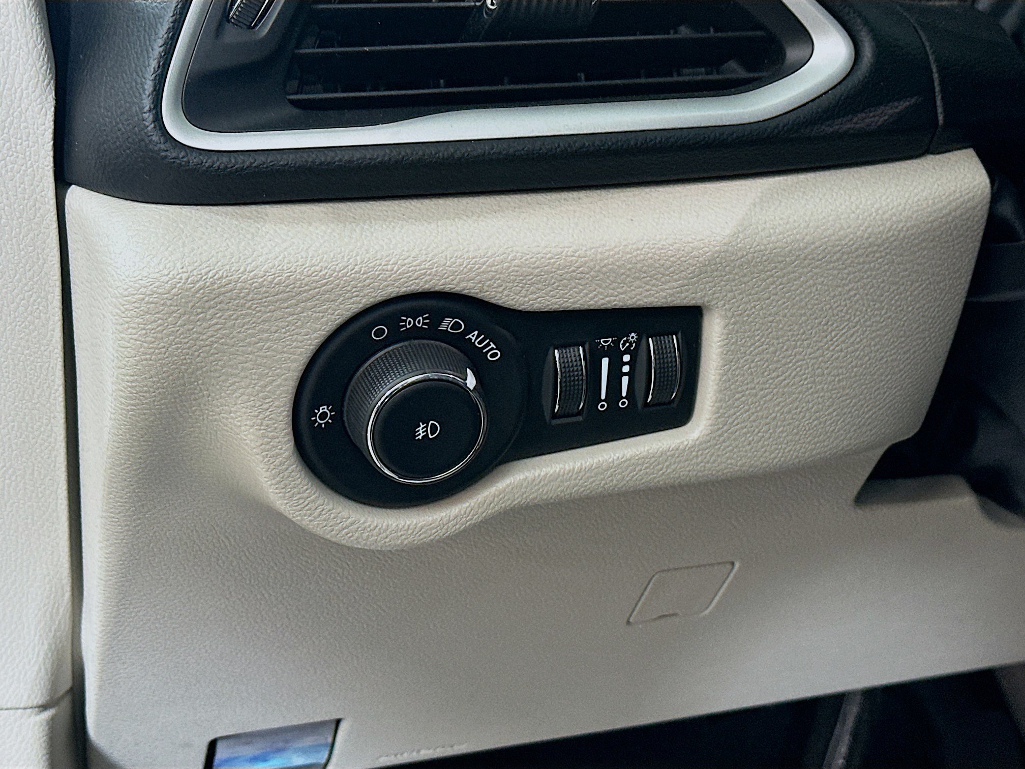 Used 2023 Chrysler Pacifica Touring-L FWD image 10