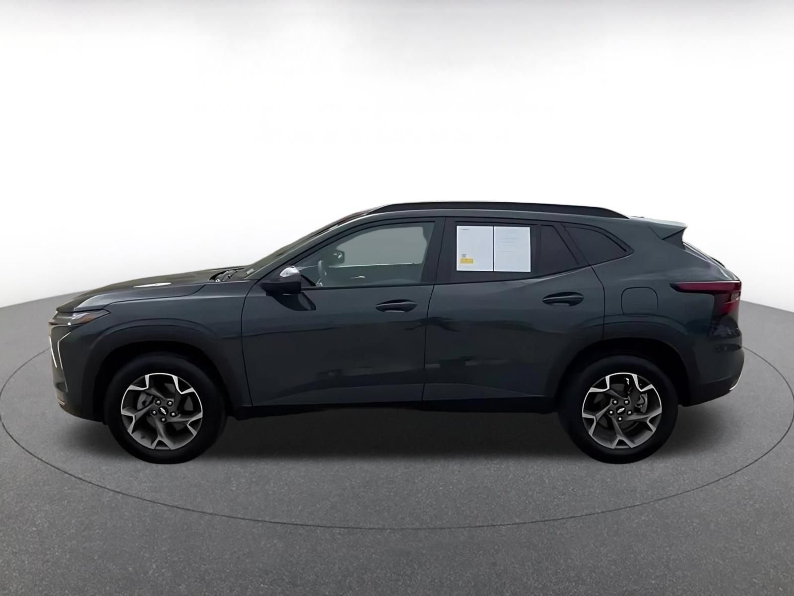 Used 2025 Chevrolet Trax LT FWD image 9