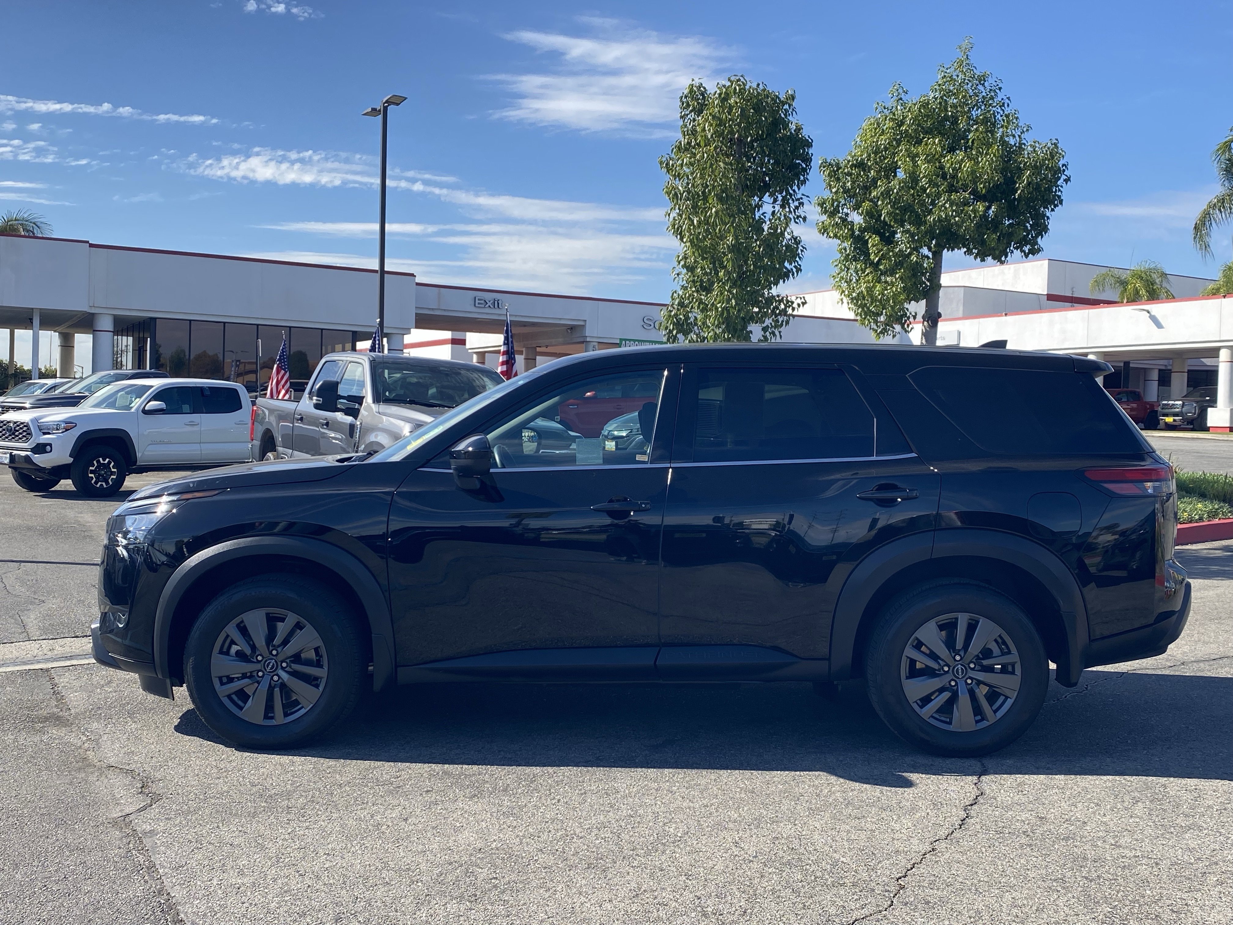 Used 2023 Nissan Pathfinder S image 6