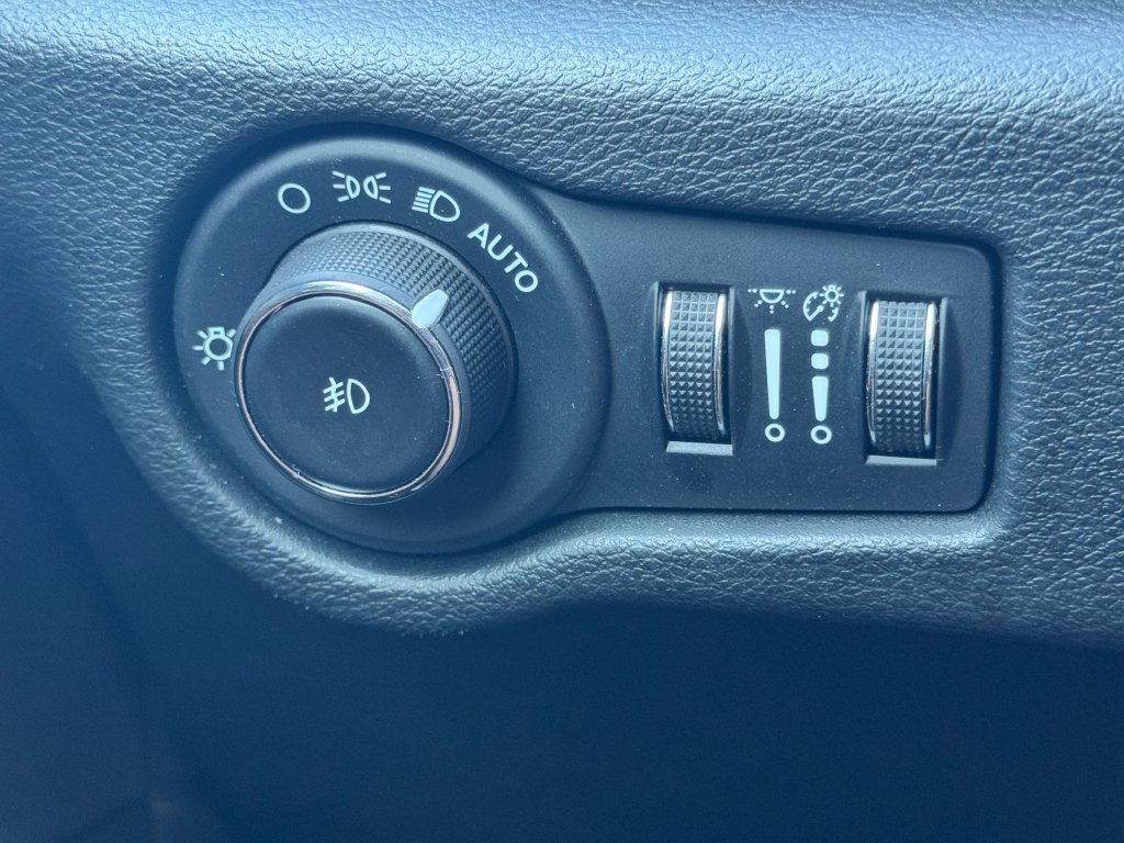 Used 2024 Chrysler Pacifica Pinnacle FWD image 35