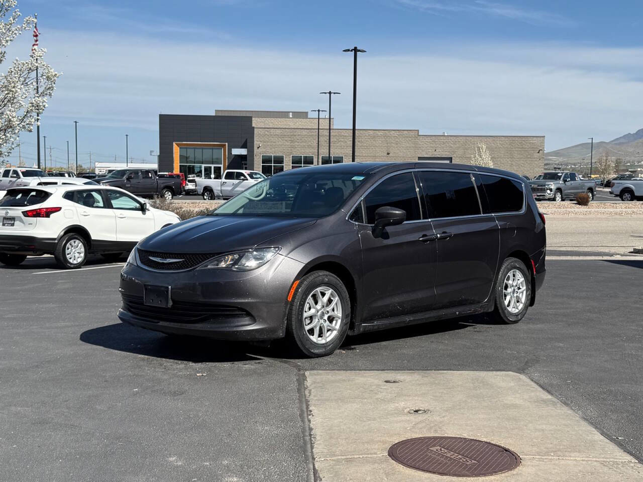 Used 2020 Chrysler Voyager LX image 5
