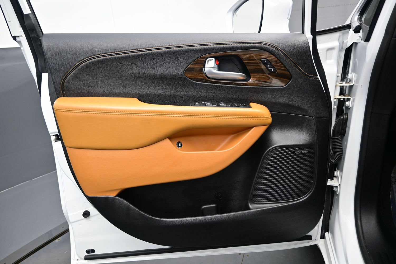 Used 2022 Chrysler Pacifica Pinnacle FWD image 9