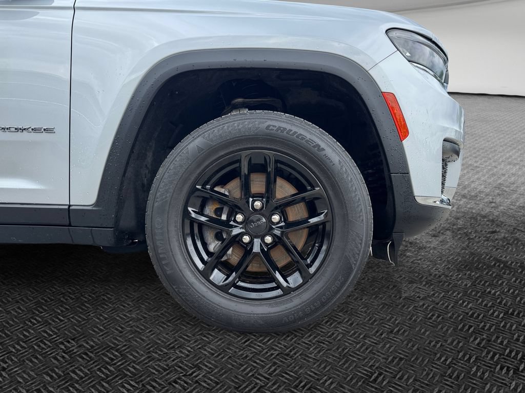 Used 2023 Jeep Grand Cherokee L Laredo w/ Trailer Tow Group (B) AWD/4WD image 11