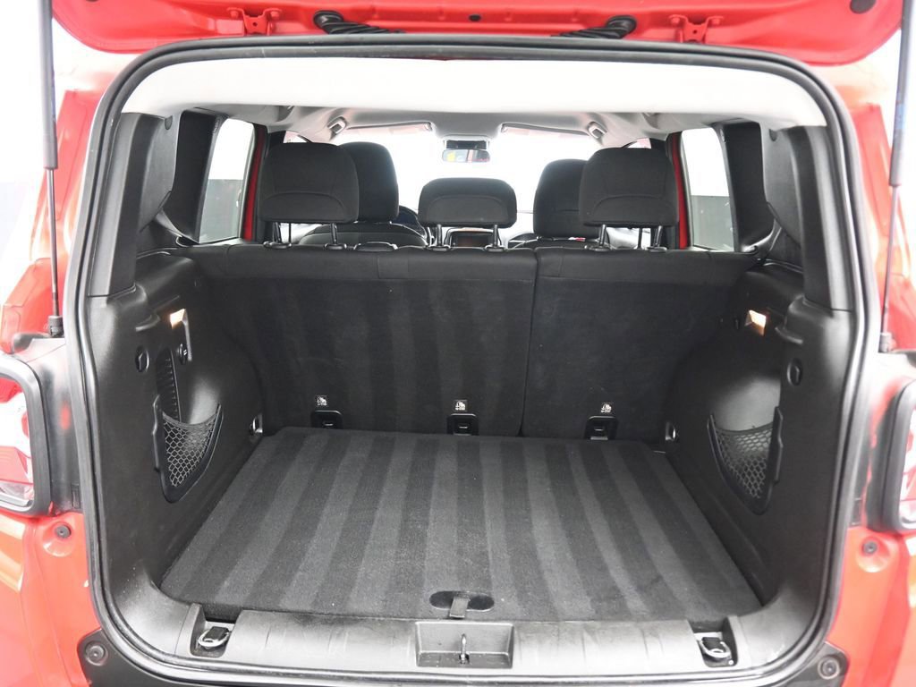 Used 2017 Jeep Renegade Altitude FWD image 39