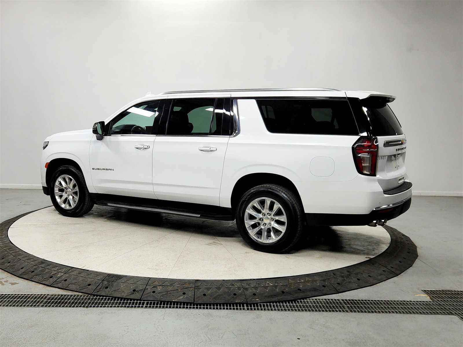 Used 2023 Chevrolet Suburban Premier image 5