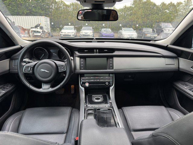 Used 2018 Jaguar XF Premium image 25