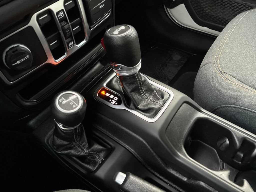 Used 2025 Jeep Wrangler Unlimited Sahara AWD/4WD image 10