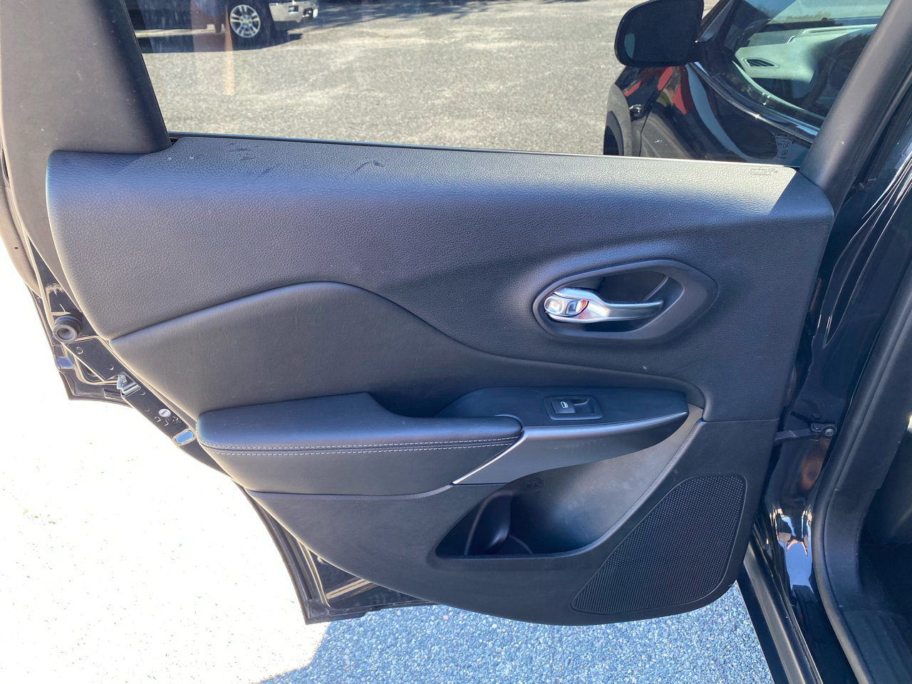 Used 2019 Jeep Cherokee Limited image 17