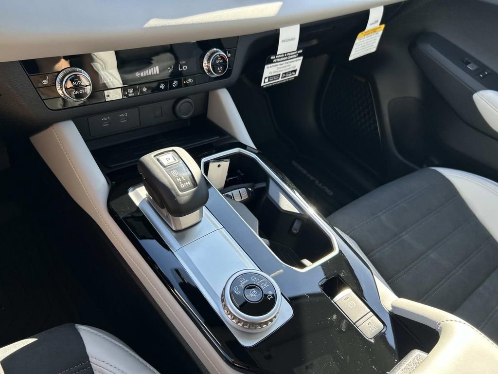 New 2025 Mitsubishi Outlander SE image 28