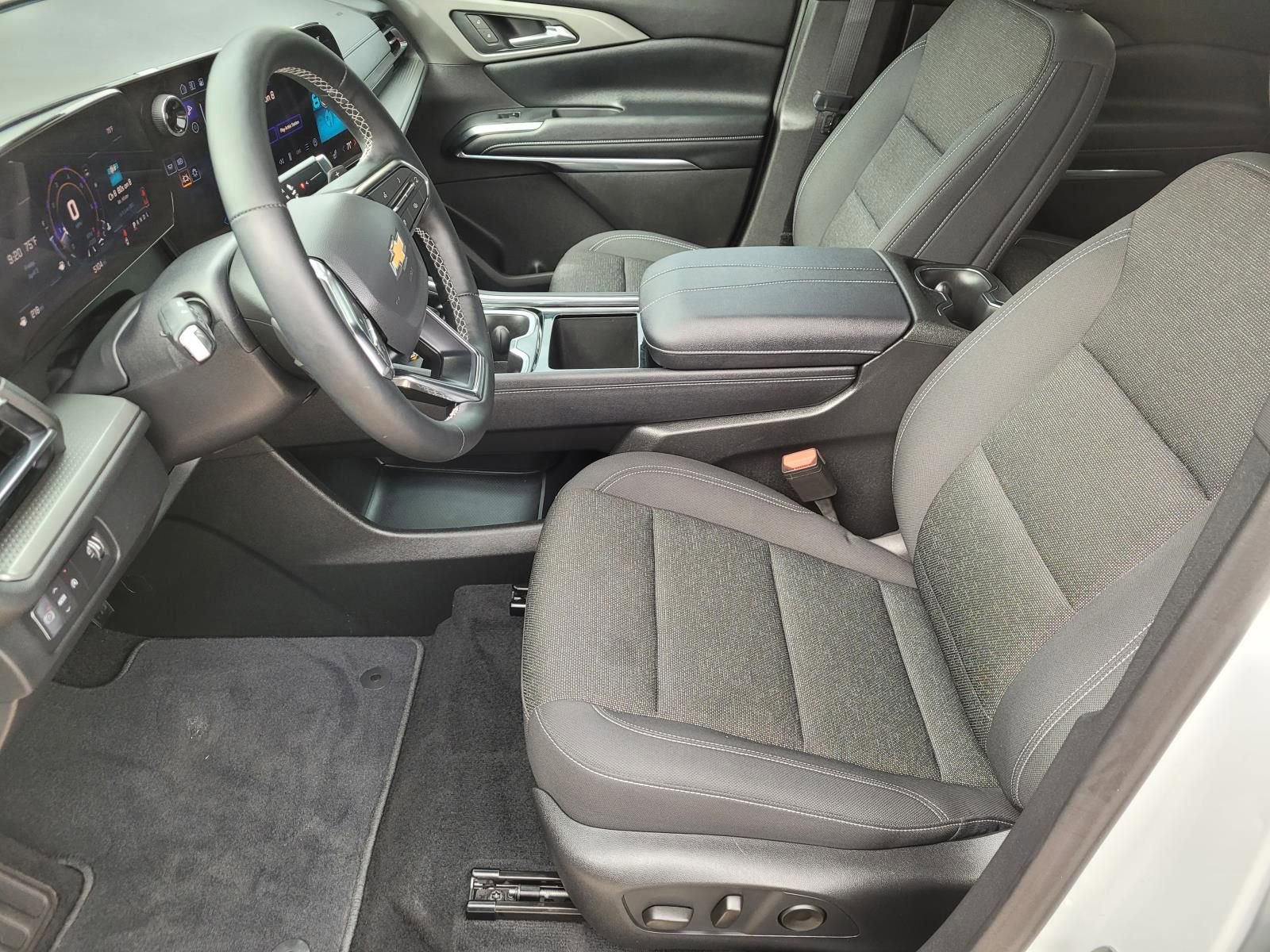 Used 2025 Chevrolet Traverse LT w/ Driver Confidence Package image 23