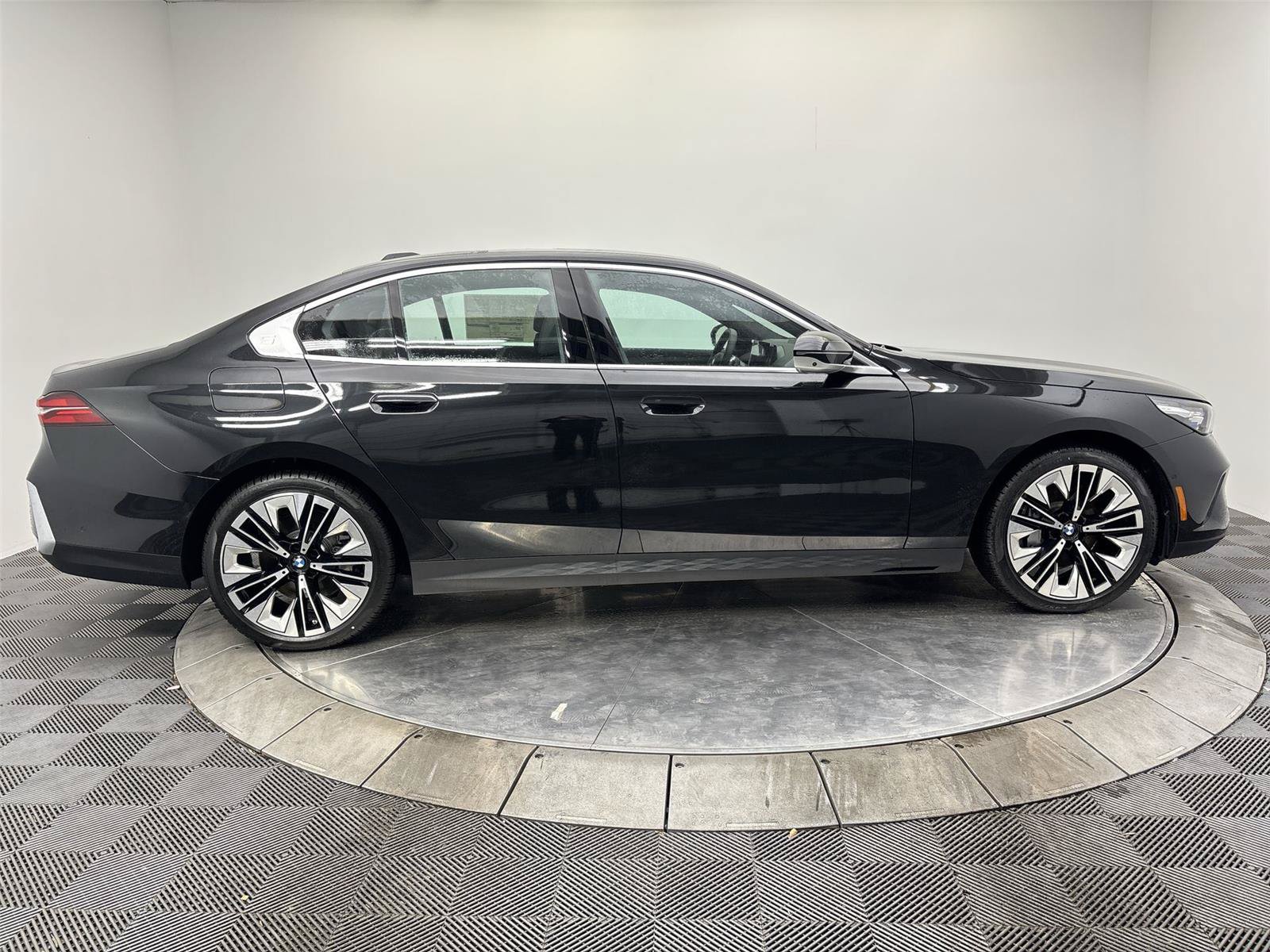 New 2026 BMW 540i xDrive w/ Premium Package AWD/4WD image 17