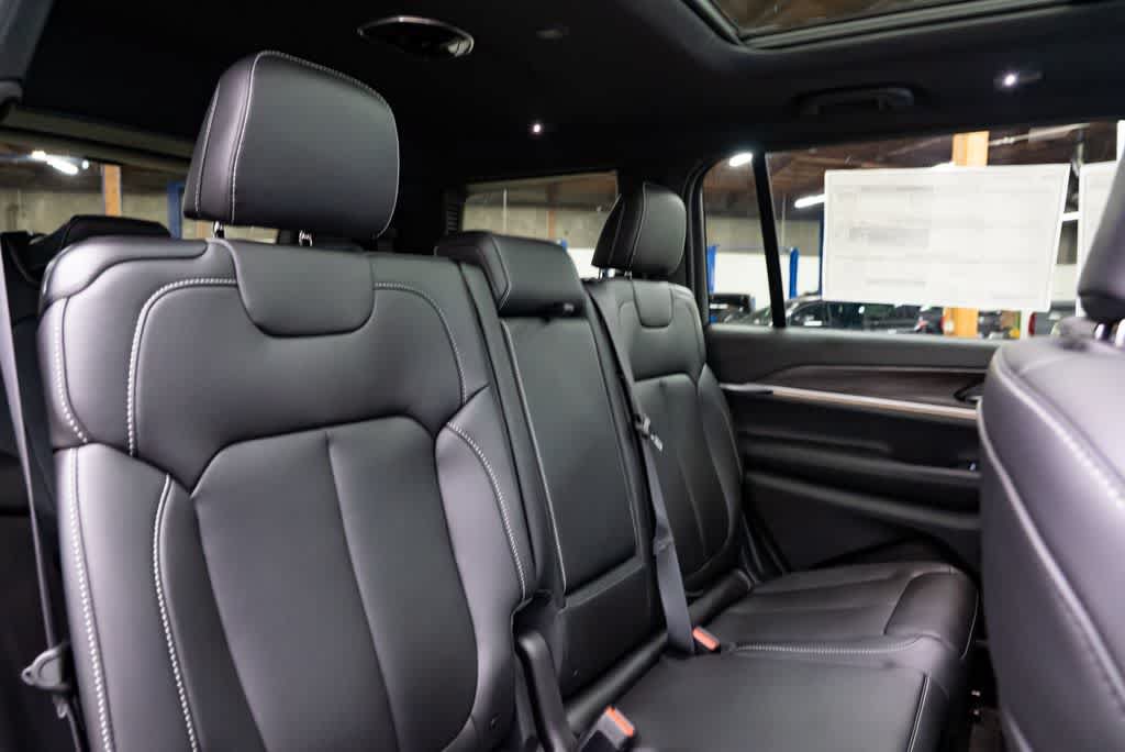 New 2026 Jeep Grand Cherokee L Limited w/ Limited Altitude Package AWD/4WD image 31