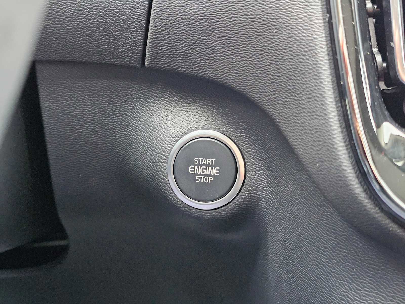 New 2025 Volvo XC40 B5 Plus w/ Climate Package image 34