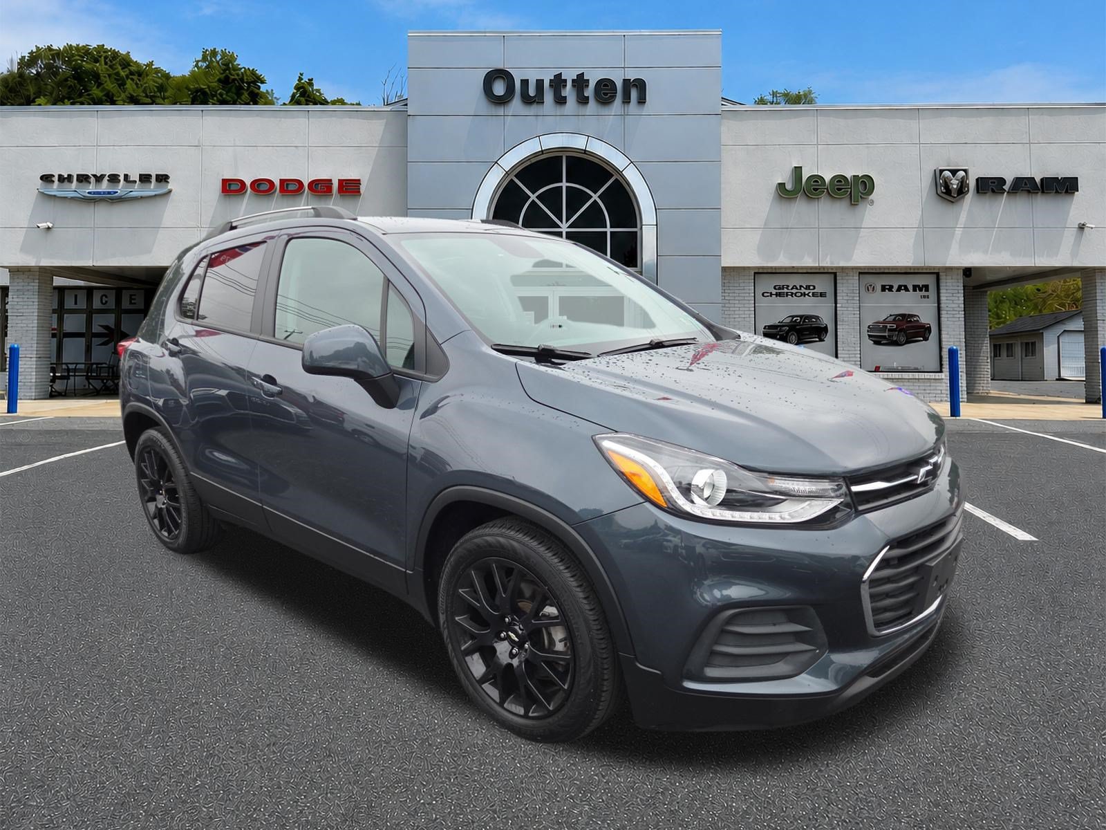 Used 2022 Chevrolet Trax LT w/ Sport Edition FWD image 1
