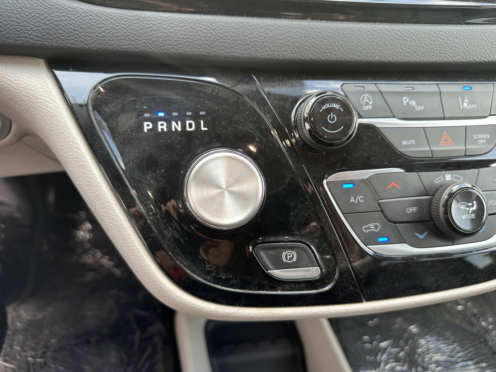 Used 2023 Chrysler Pacifica Touring-L FWD image 19