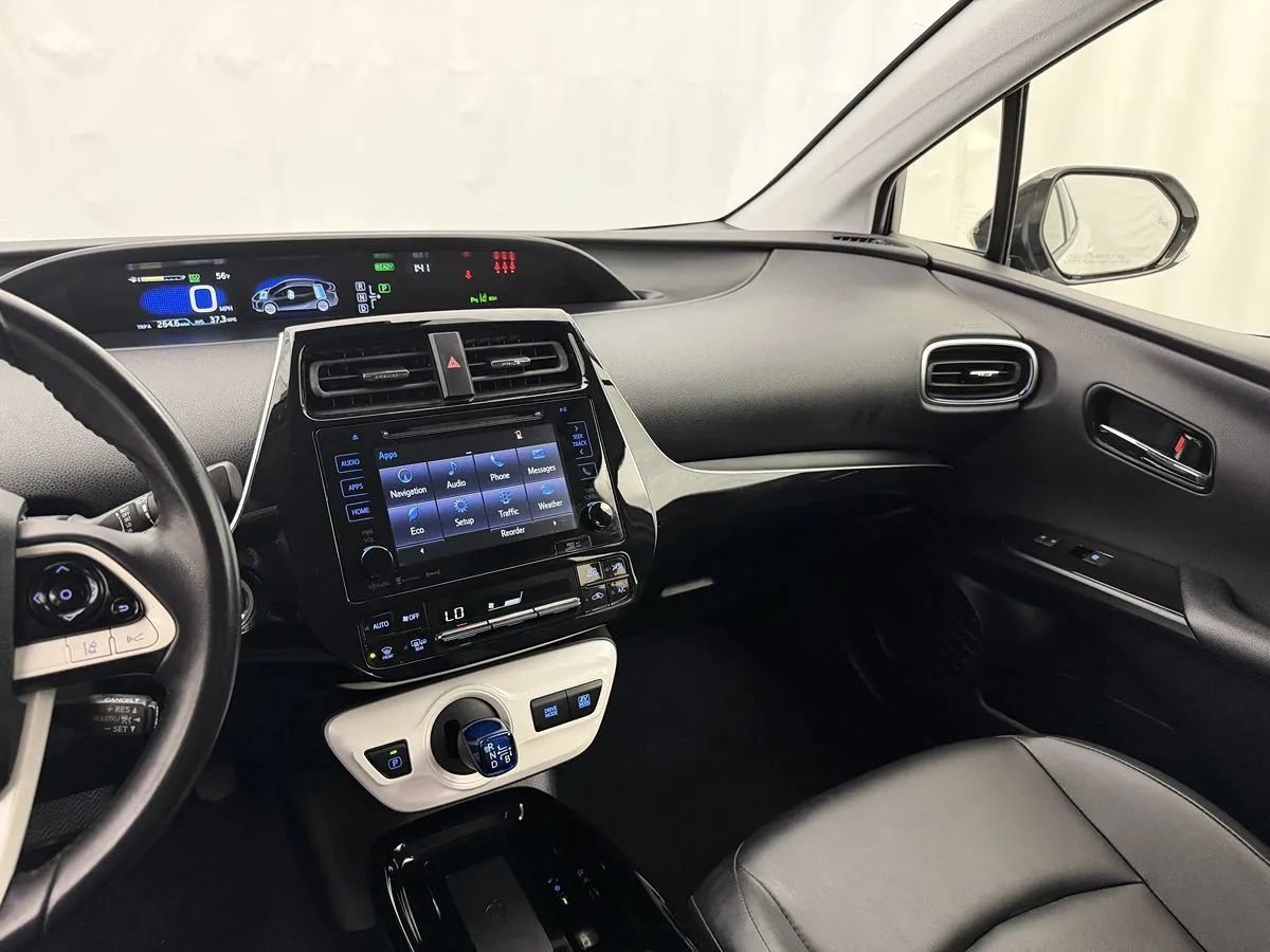 Used 2018 Toyota Prius Three Touring w/ Appearance Package FWD image 14