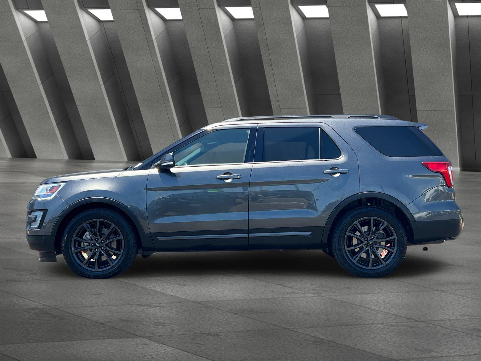 Used 2017 Ford Explorer XLT w/ Equipment Group 202A FWD image 7