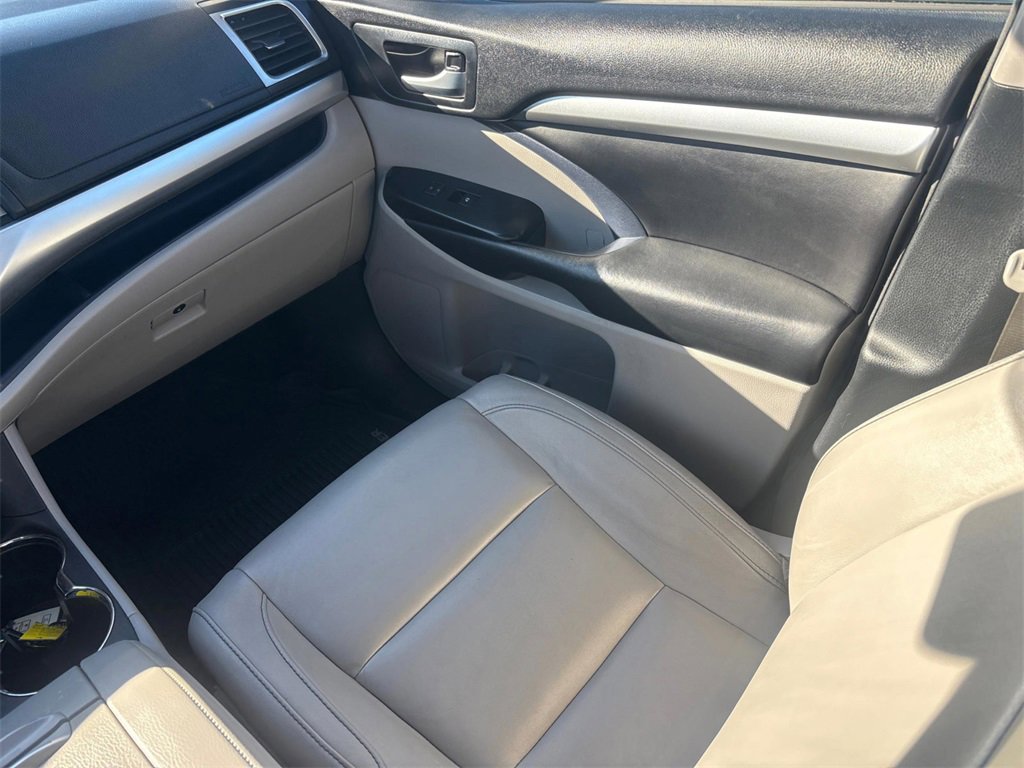Used 2018 Toyota Highlander XLE image 15