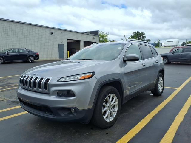 Used 2017 Jeep Cherokee Latitude w/ Cold Weather Group AWD/4WD image 3
