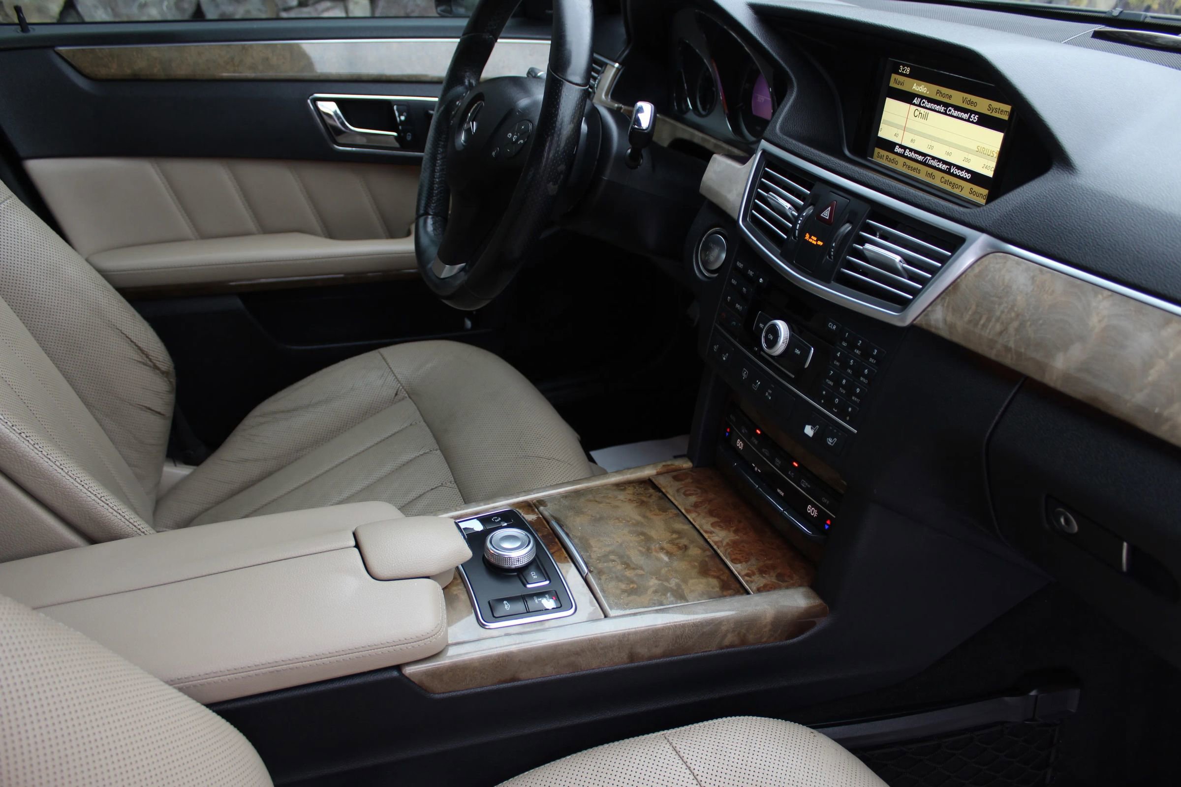 Used 2011 Mercedes-Benz E 550 4MATIC Sedan image 17