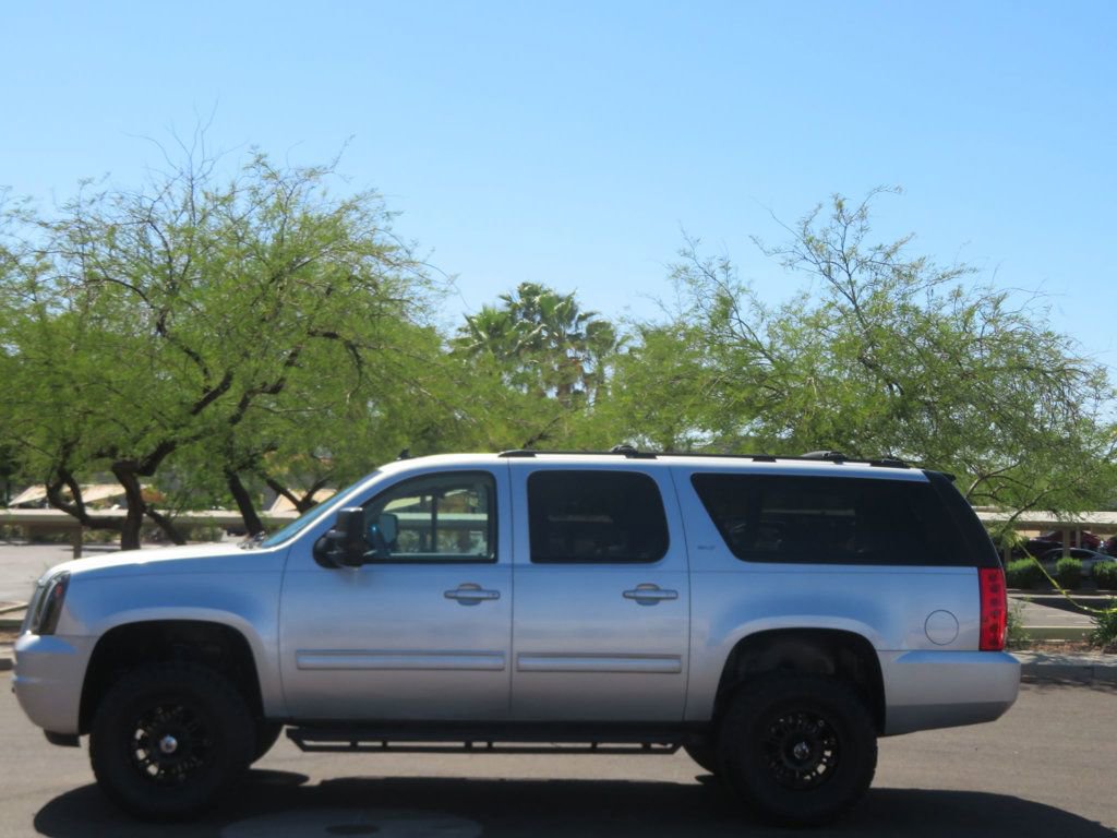 Used 2010 GMC Yukon XL SLT w/ SLT-2 Equipment Package AWD/4WD image 2