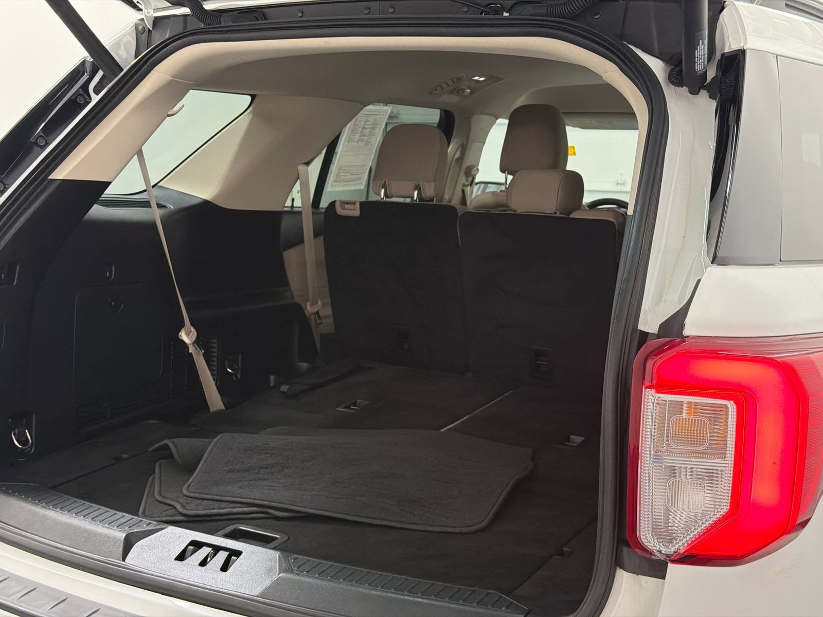 Used 2020 Ford Explorer XLT w/ Comfort Package AWD/4WD image 8