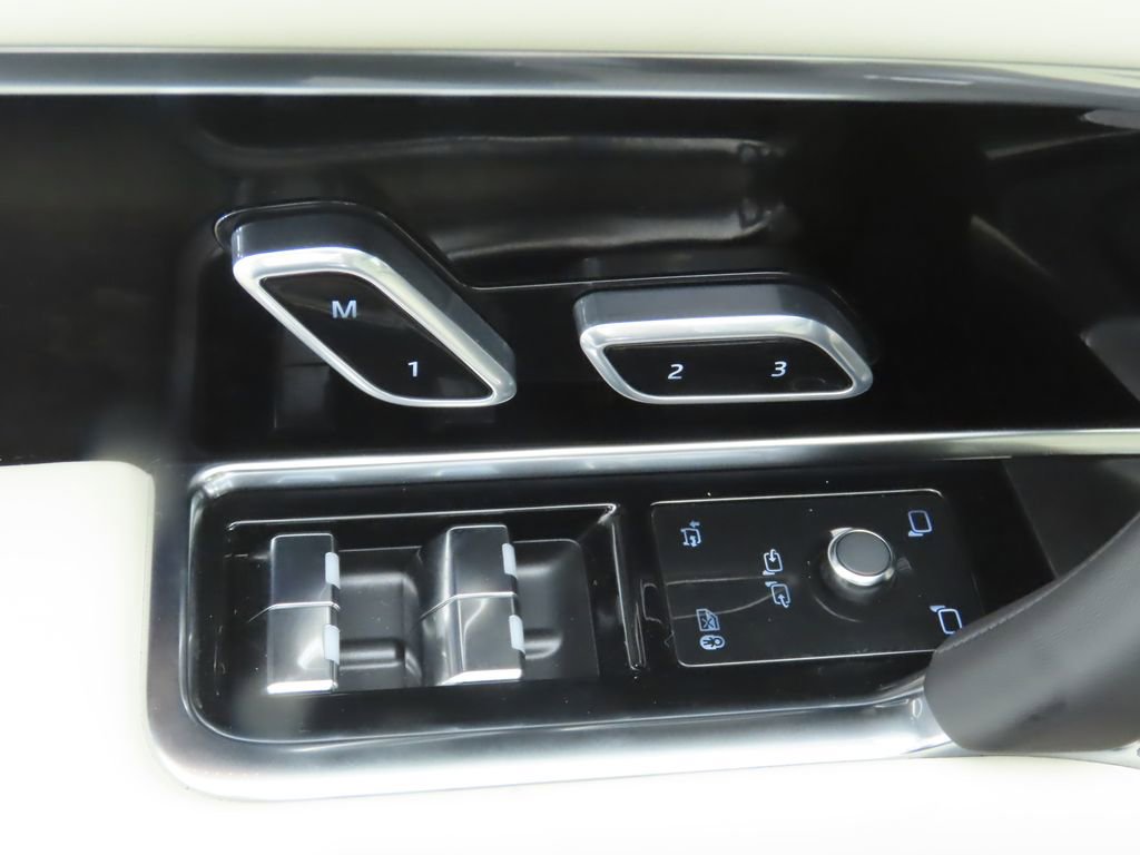New 2025 Land Rover Range Rover SE image 24