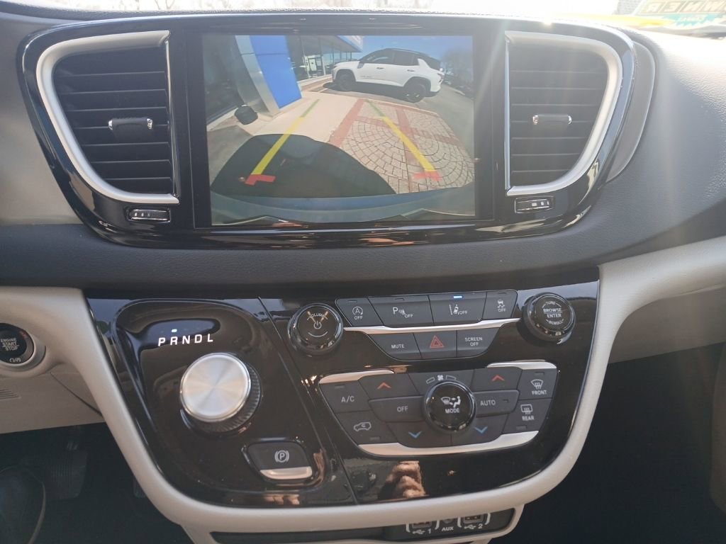 Used 2024 Chrysler Pacifica Touring-L image 23