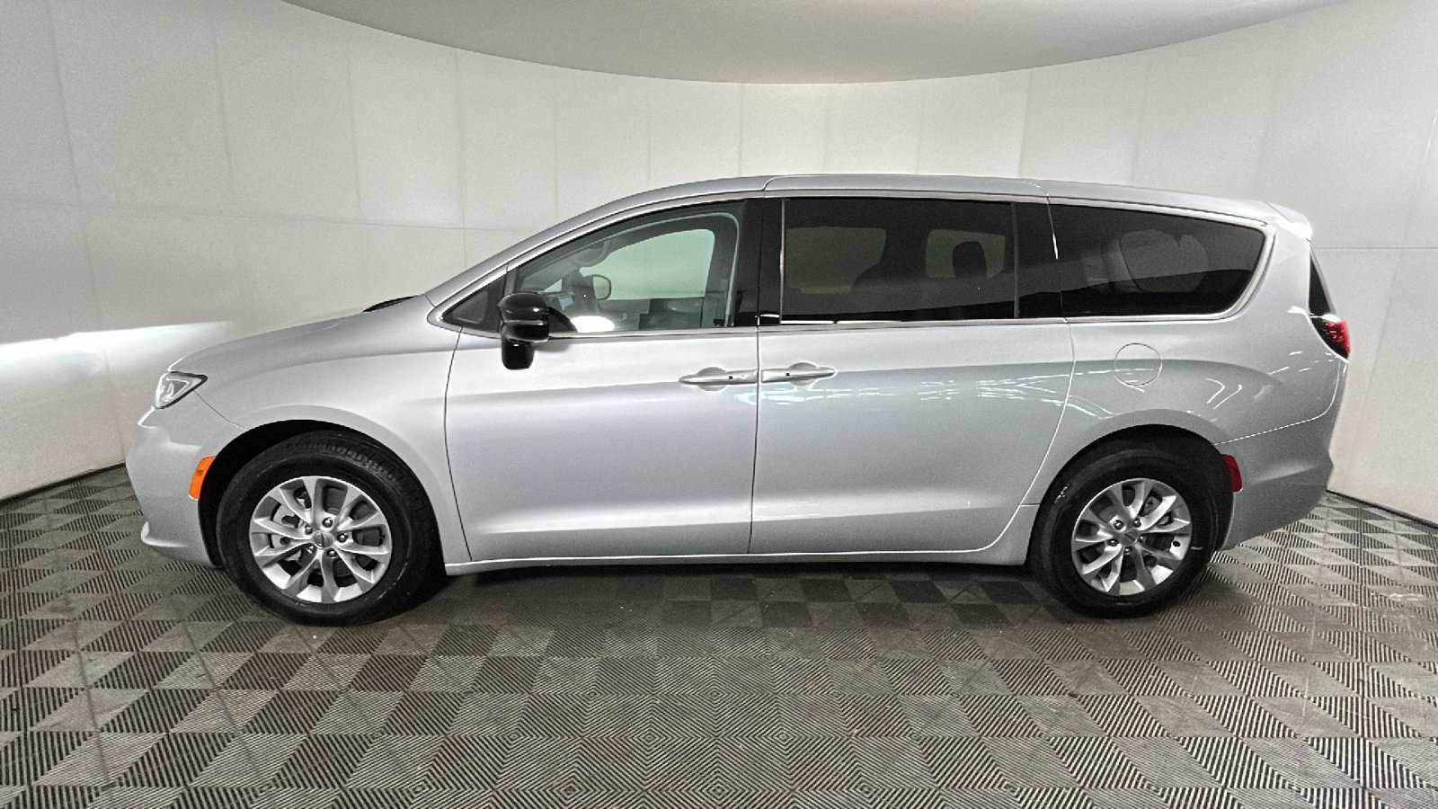 Used 2024 Chrysler Pacifica Touring-L AWD/4WD image 6