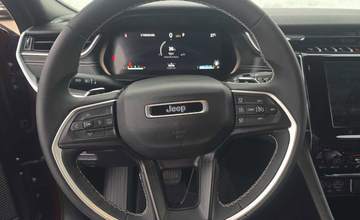 Used 2024 Jeep Grand Cherokee Laredo image 10