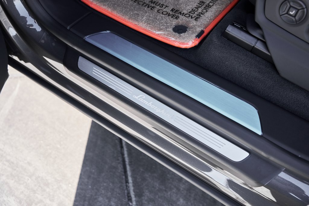 Used 2025 Lamborghini Urus SE image 39