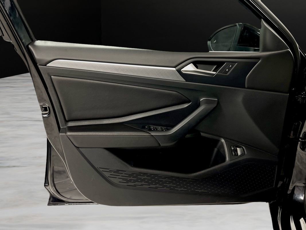 Used 2024 Volkswagen Jetta SE image 32