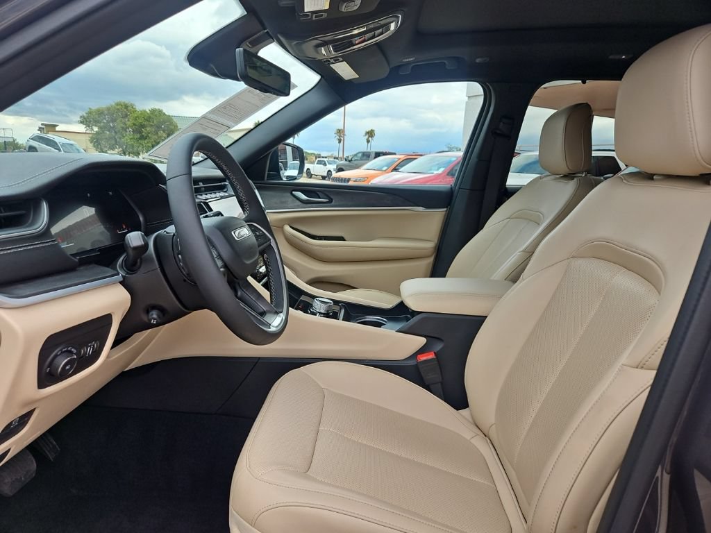 Certified 2025 Jeep Grand Cherokee L Limited w/ Luxury Tech Group II AWD/4WD image 18