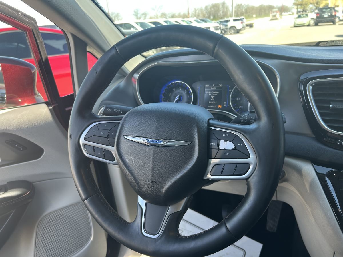 Used 2020 Chrysler Pacifica Touring-L image 8